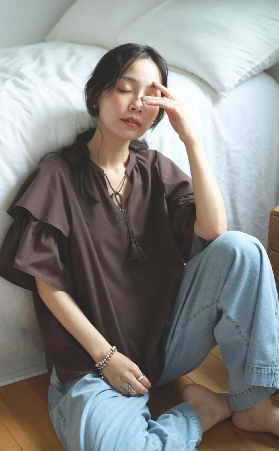 《撥水》FRESH DENIM ドロストデニムワイドパンツと《シワになりにくい》エブ楽 ブロードタッセルデザインブラウスを着用した女性１
