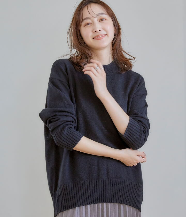 首を傾け笑顔で正面を向いている女性