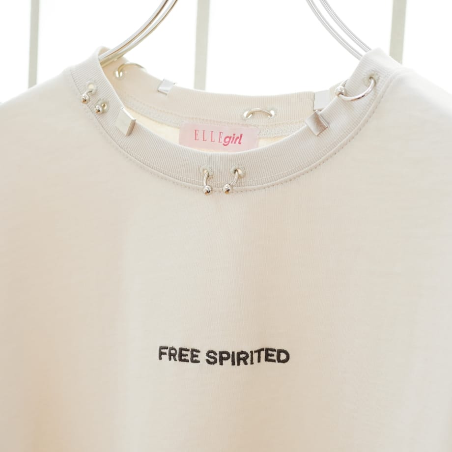 ハンガーに掛けられたボディピアスTシャツの首まわり