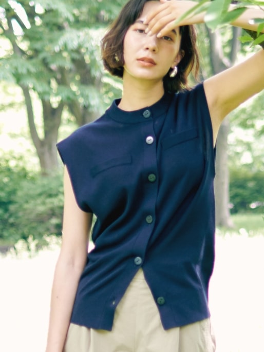 ニットベスト【SARACO】とラッシュガードハーフパンツ【Water repellent】と【REMME】メリージェーンパンプスを着用した女性２