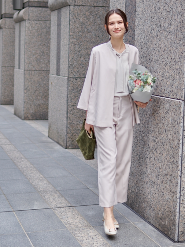 CROSS FUNCTION Jacket＆Blouse＆Pantsを着用した女性 03