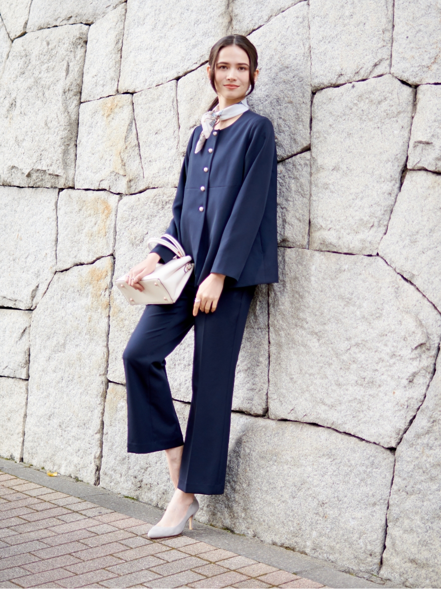 A/C DESIGN BY ALPHA CUBIC Jacket＆Pantsを着用した女性 01