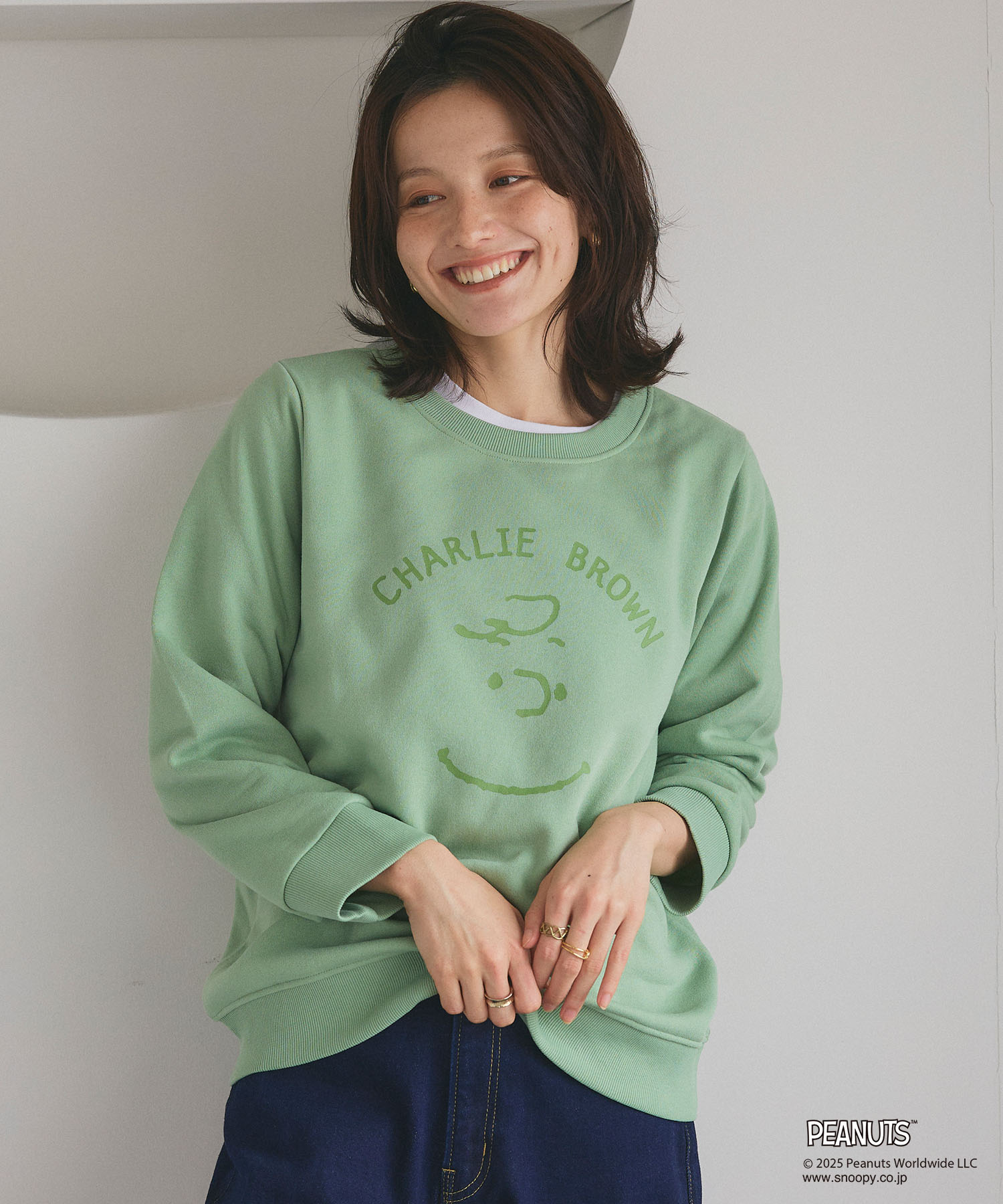 chara station【PEANUTS/ピーナッツ】チャーリーブラウンフロントプリント裏起毛スウェットトレーナーを着用した女性