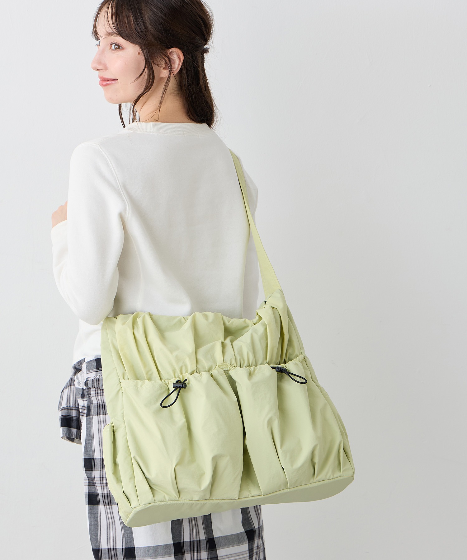 Rosemadame 楽ショルPlus/マザーズバッグを着用した女性