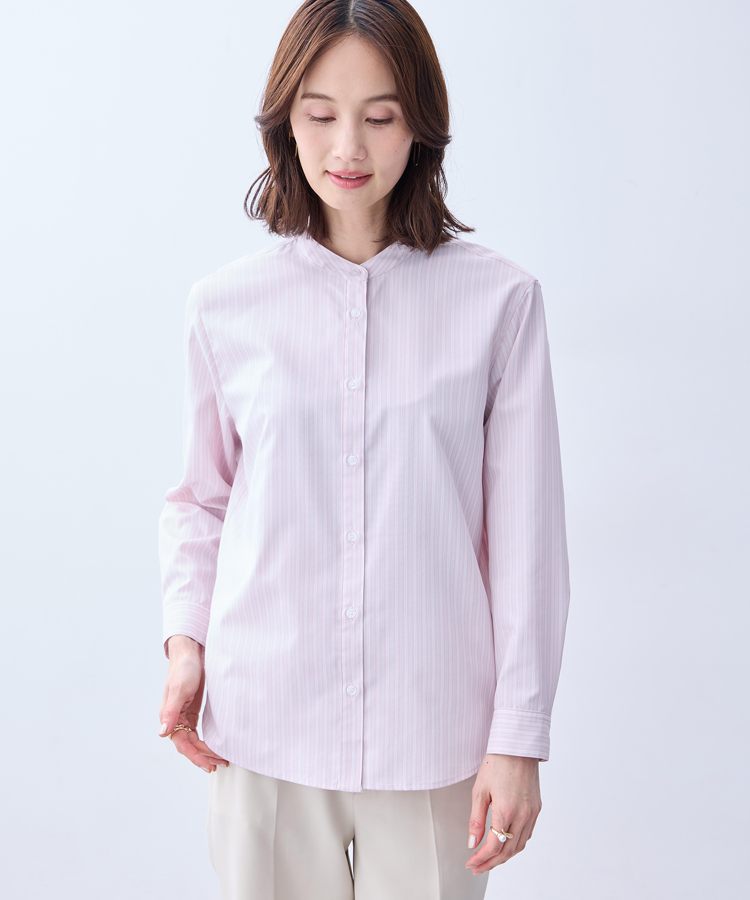 A/C DESIGN BY ALPHA CUBIC バンドカラーストライプシャツを着用した女性