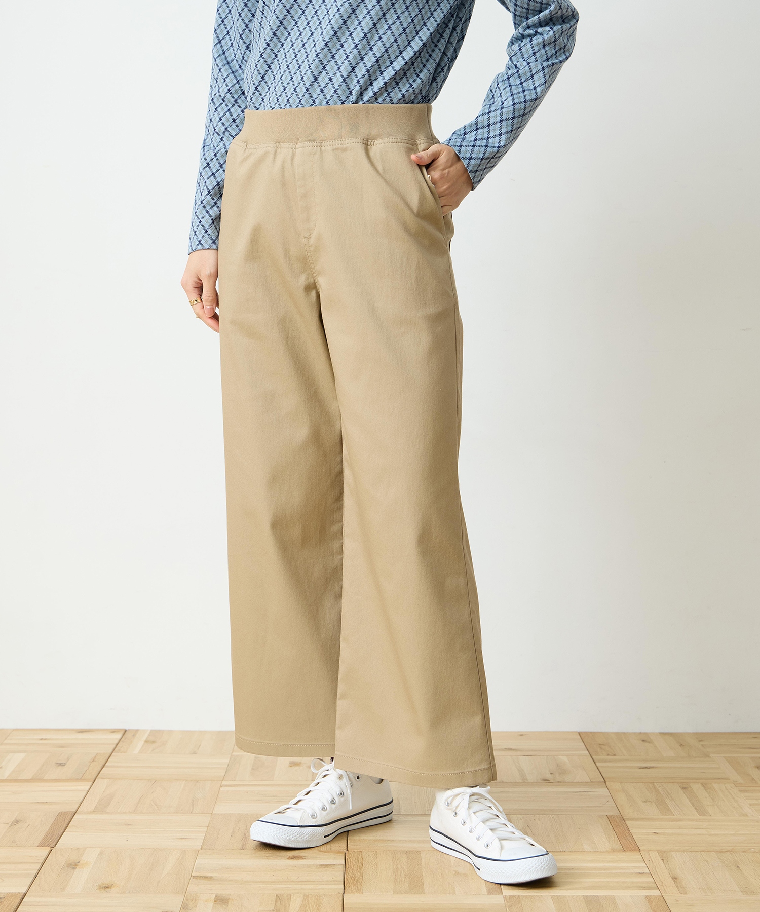 DECOY ストレッチワイドパンツを着用した女性