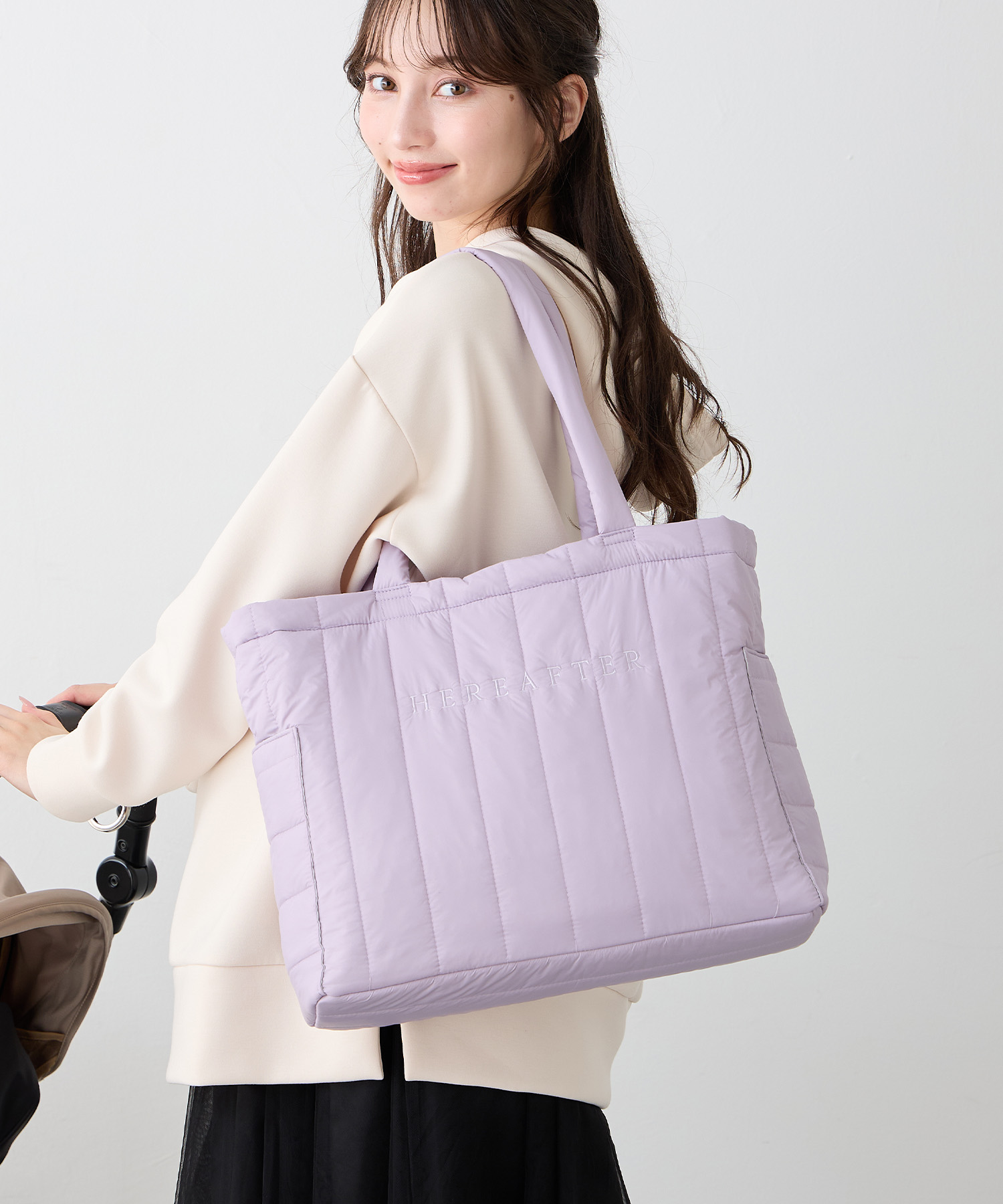 Rosemadame キルティングロゴトート/マザーズバッグを着用した女性