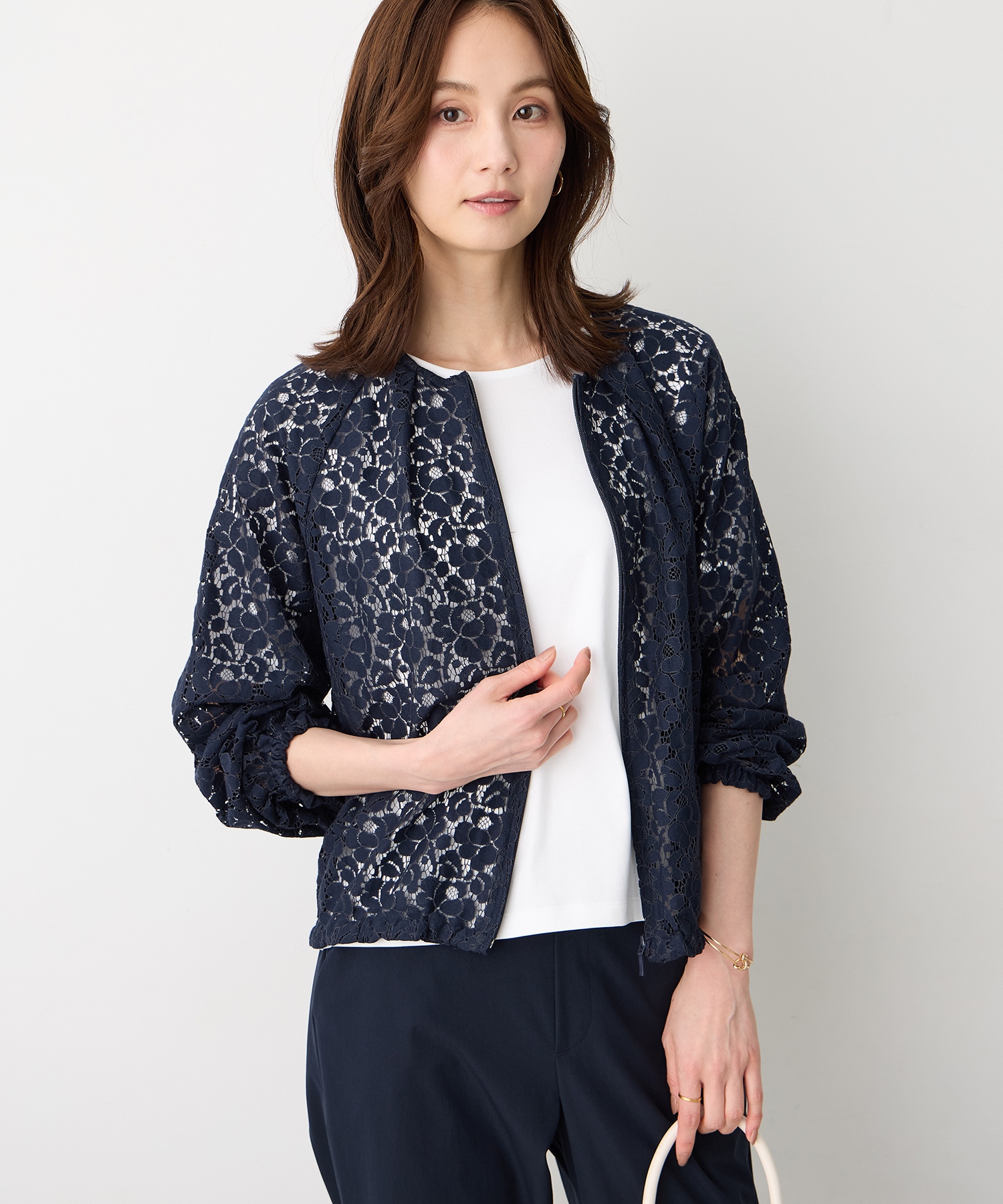 A/C DESIGN BY ALPHA CUBIC レースシアーブルゾンを着用した女性