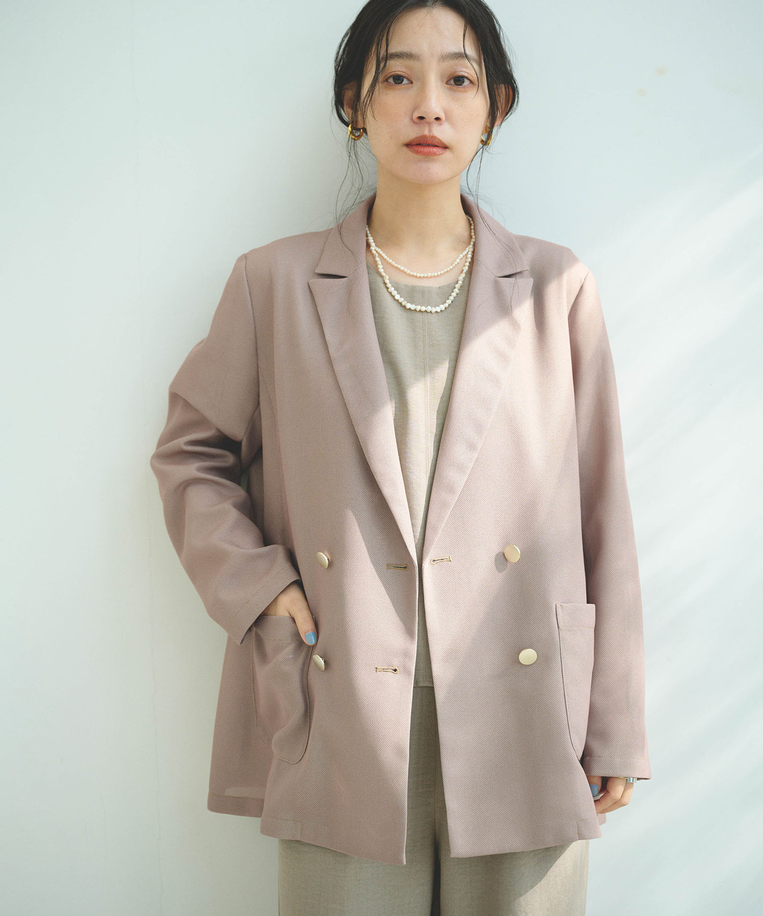 CROSS FUNCTION 金釦メッシュテーラードダブルジャケットを着用した女性