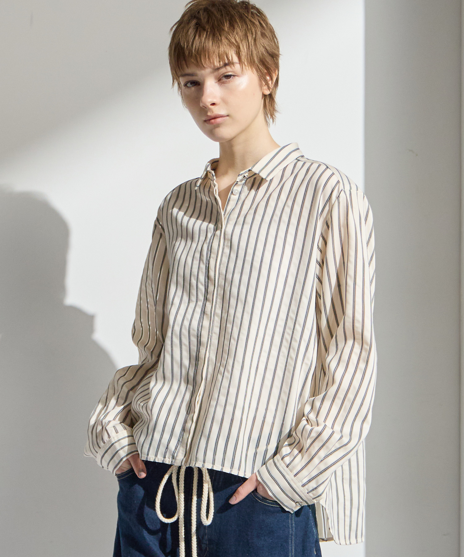 ATSURO TAYAMA シアーストライプロングスリーブシャツを着用した女性