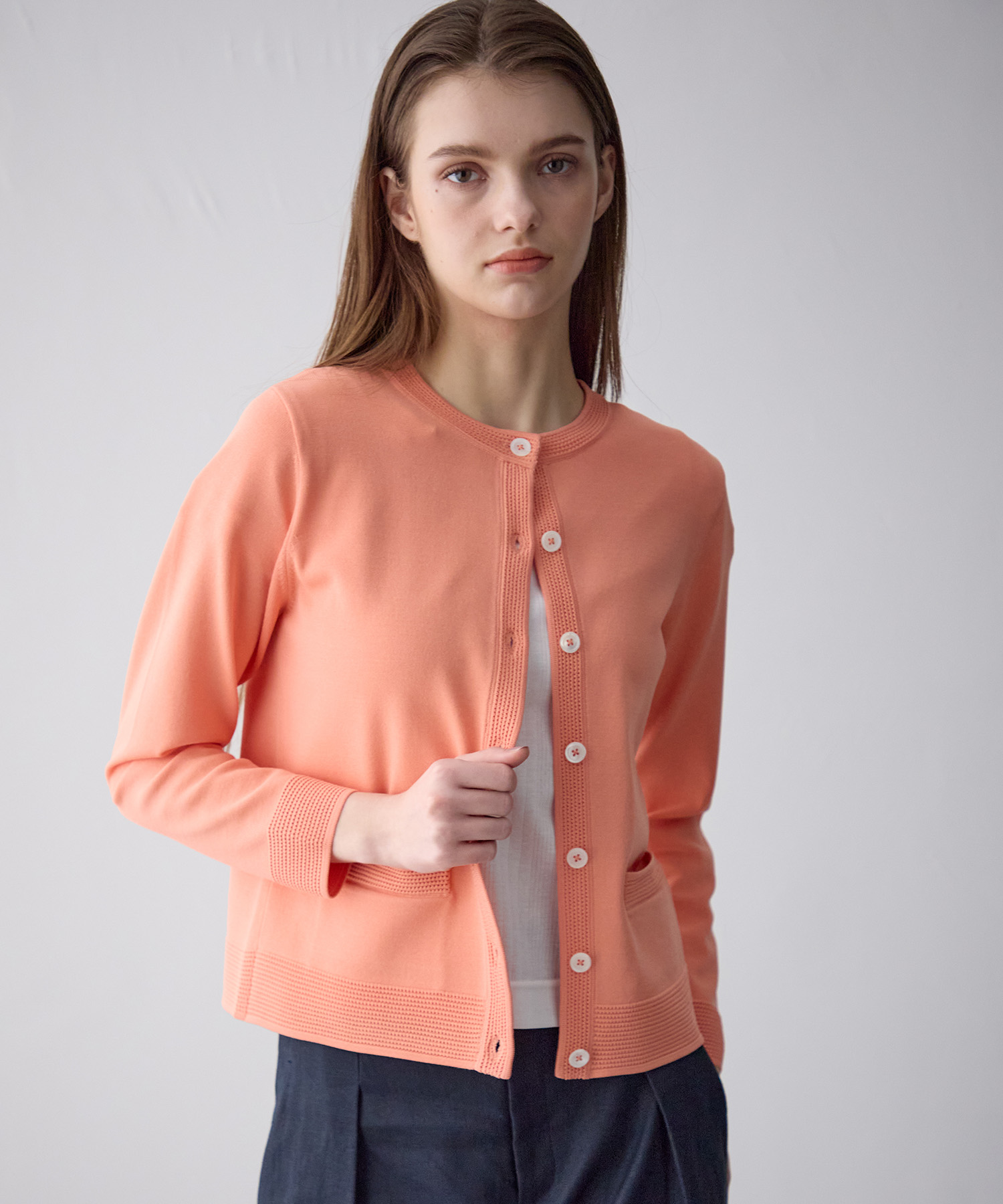 49AV JUNKO SHIMADA 【WEB限定】クルーネックカーディガンを着用した女性