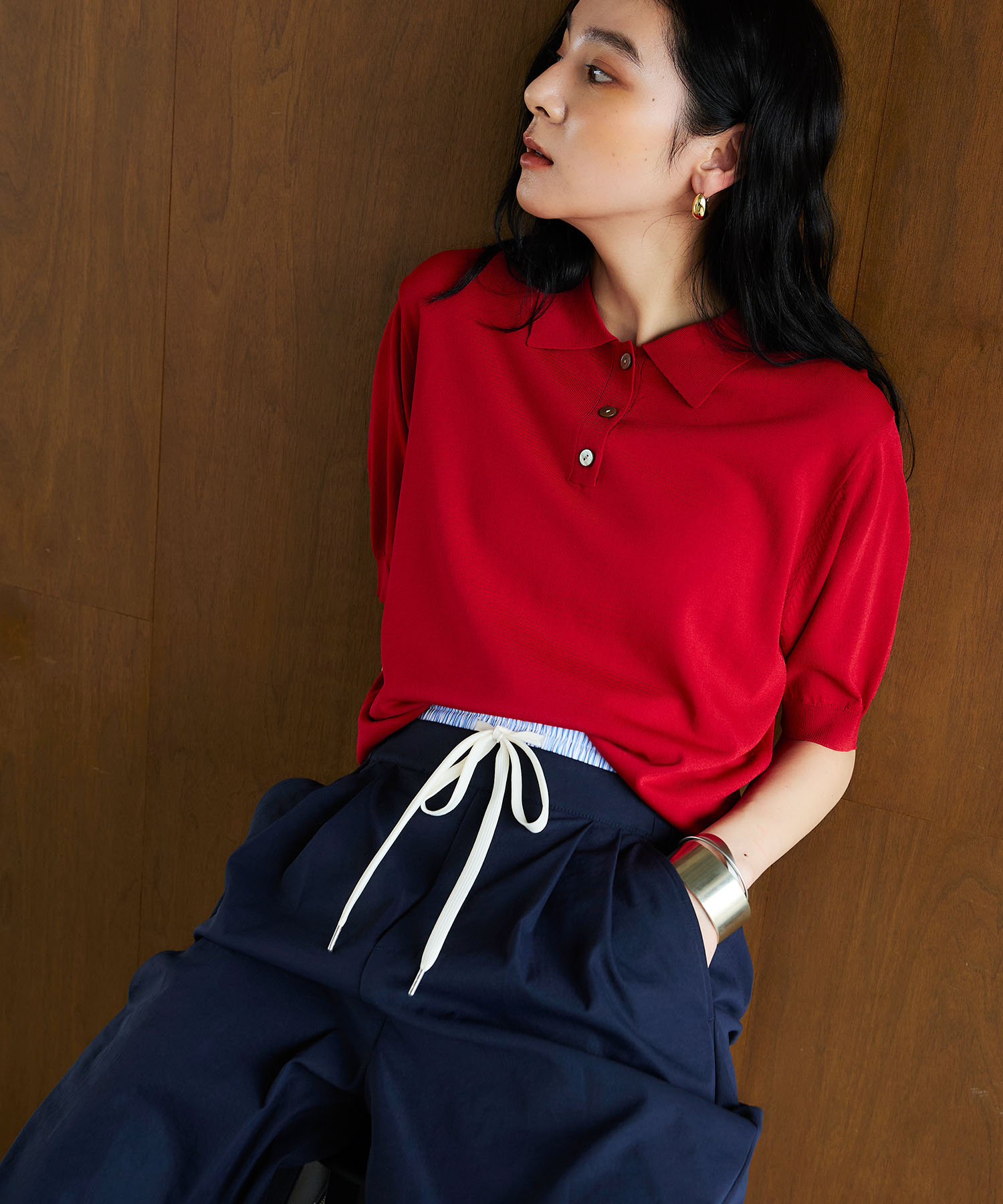 CROSS FUNCTION《洗える》サマ美え 配色サマーニットポロトップスを着用した女性