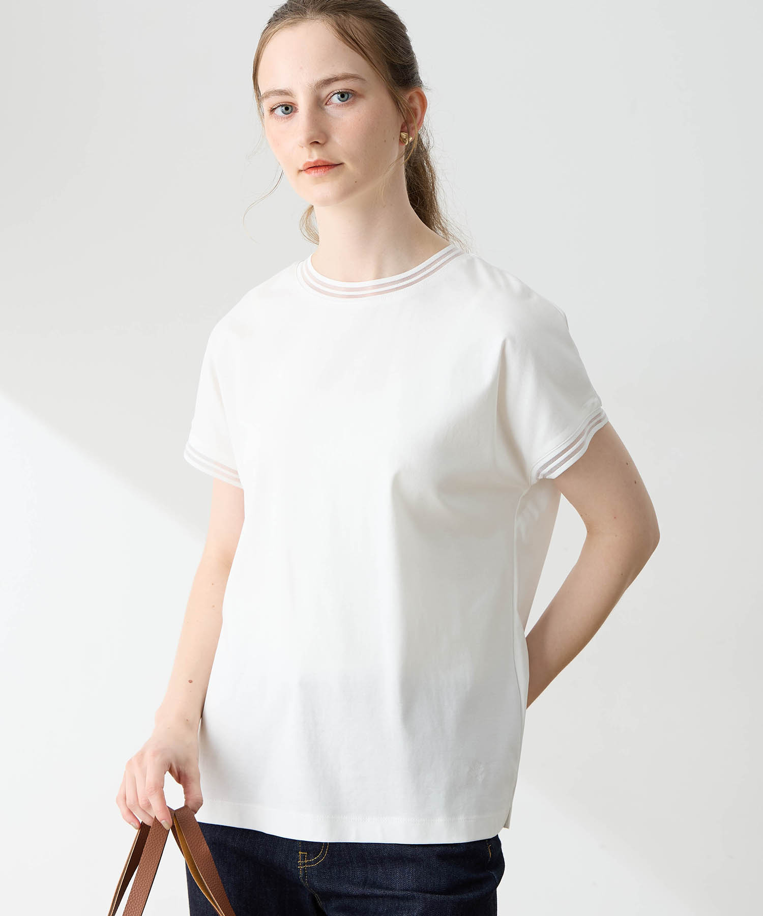 LE SOUK HOLIDAY メッシュテープスムースTシャツ【接触冷感・吸水速乾】を着用した女性