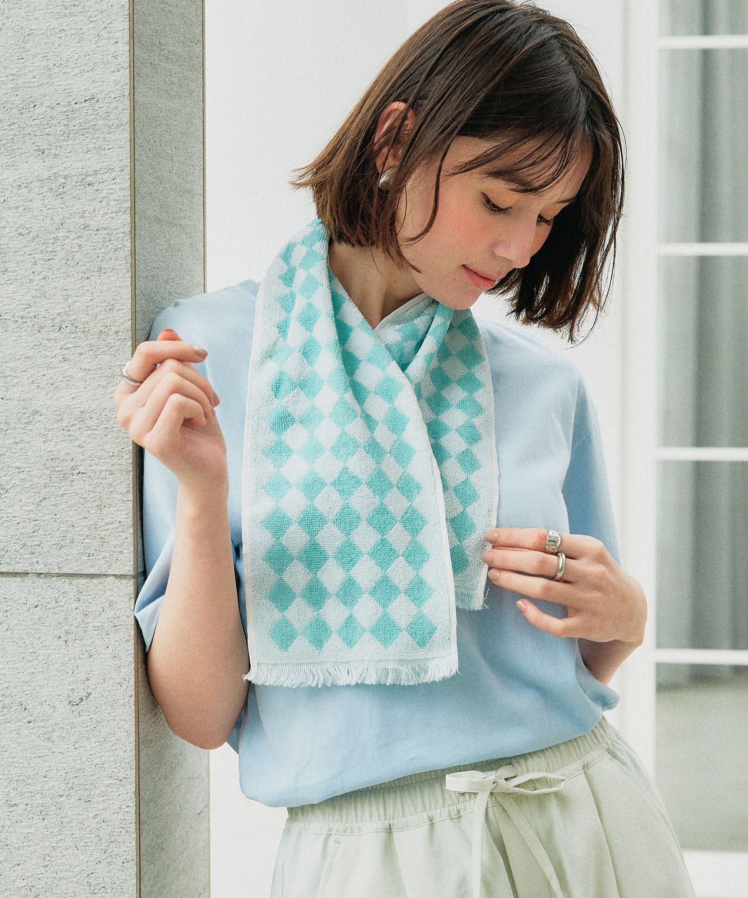Life Style by cross marche 《接触冷感クールマフラータオルを着用した女性