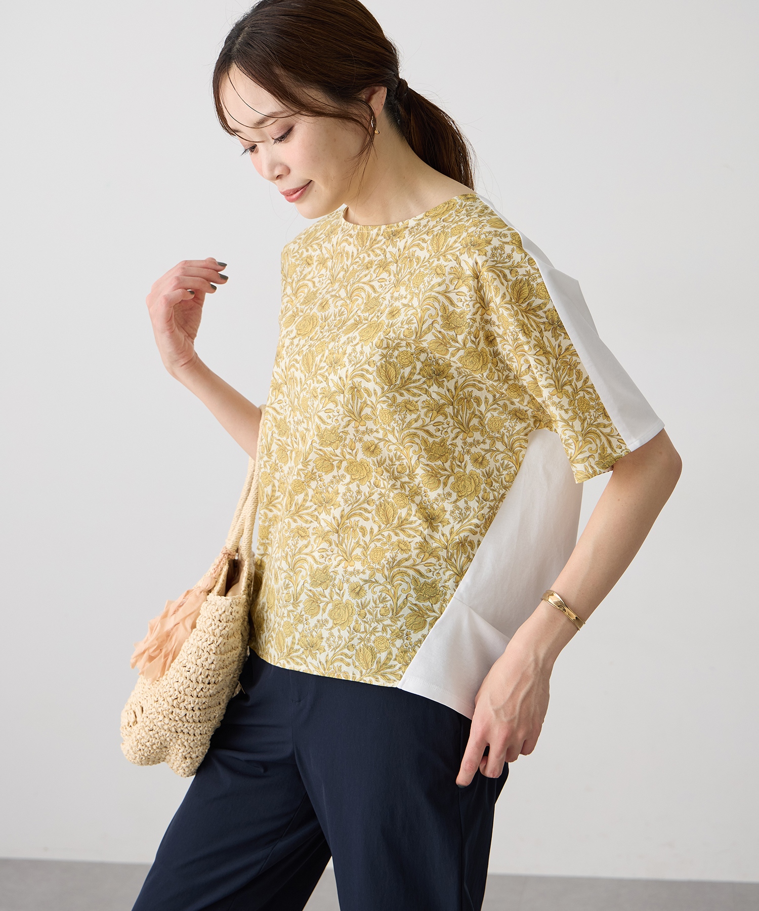 A/C DESIGN BY ALPHA CUBIC【Liberty】リバティプリントプルオーバーを着用した女性