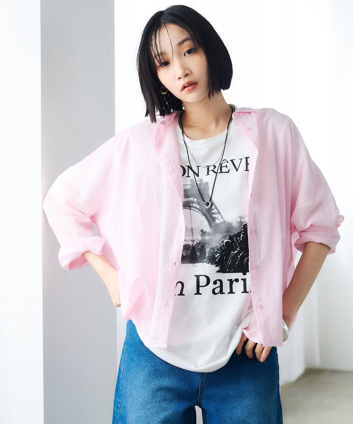 CROSS FUNCTION 《通気性》エブ楽 ガーゼビックベーシックシャツを着用した女性