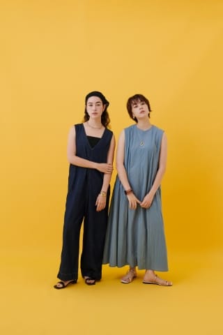 N.O.R.C ナイロンタスランワンピース【AIRY MOTION】を着用した女性 04