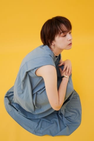 N.O.R.C ナイロンタスランワンピース【AIRY MOTION】を着用した女性 05