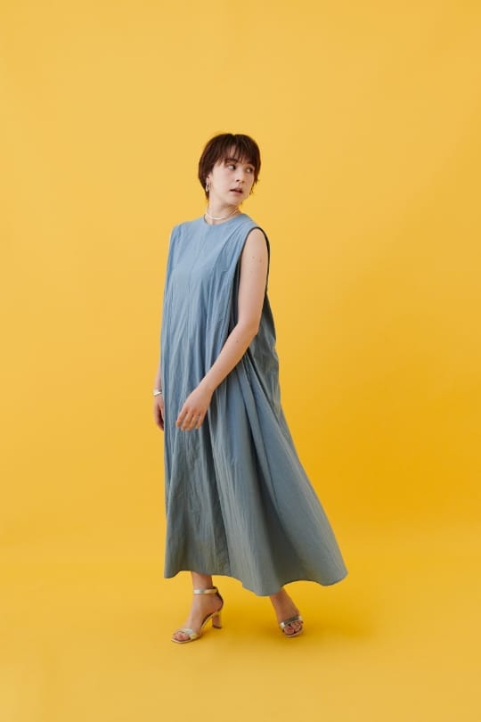 N.O.R.C ナイロンタスランワンピース【AIRY MOTION】を着用した女性 スライド02