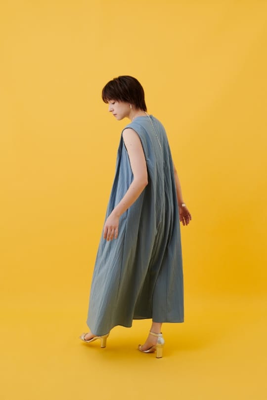 N.O.R.C ナイロンタスランワンピース【AIRY MOTION】を着用した女性 スライド03