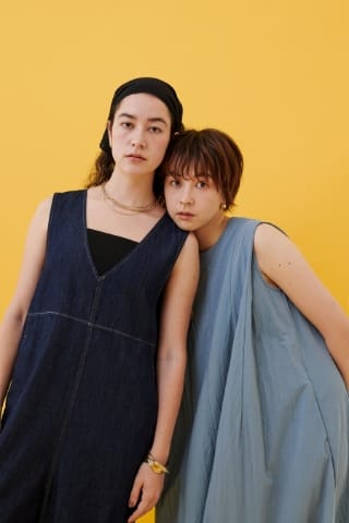 CROSS FUNCTION《撥水》FRESH DENIM デニムルーズオールインワンを着用した女性 04