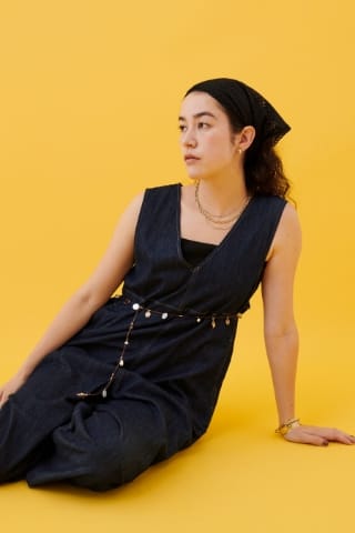 CROSS FUNCTION《撥水》FRESH DENIM デニムルーズオールインワンを着用した女性 05