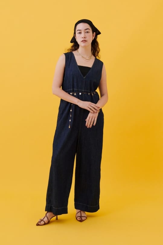 CROSS FUNCTION《撥水》FRESH DENIM デニムルーズオールインワンを着用した女性 スライド01