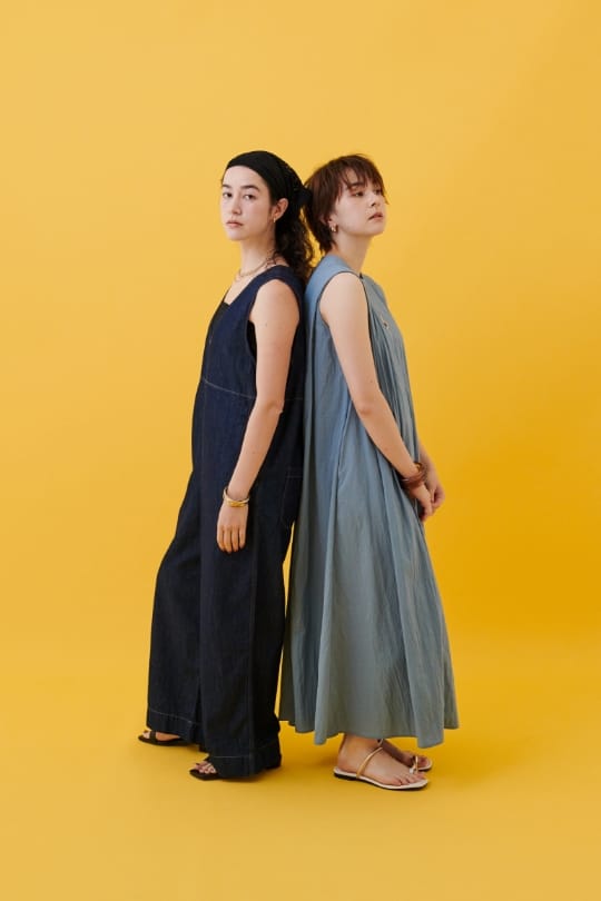 CROSS FUNCTION《撥水》FRESH DENIM デニムルーズオールインワンを着用した女性 スライド02