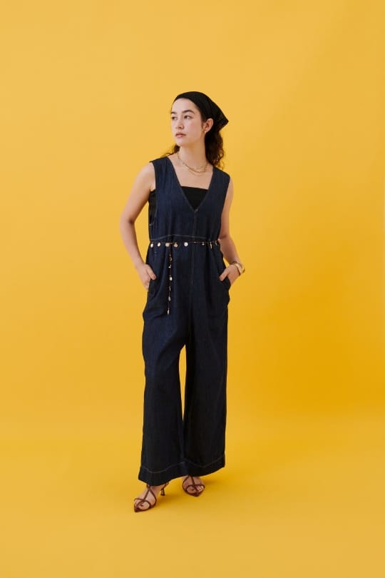 CROSS FUNCTION《撥水》FRESH DENIM デニムルーズオールインワンを着用した女性 スライド03