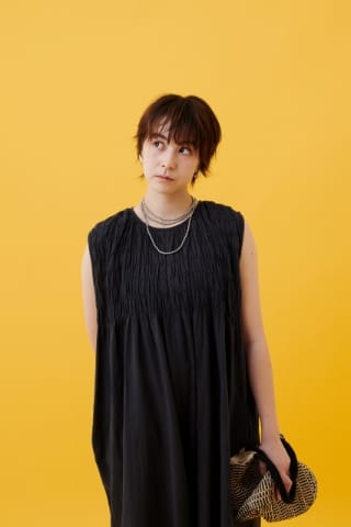 CROSS FUNCTION 《通気性》サマ美え ギャザーワイドオールインワンを着用した女性 04