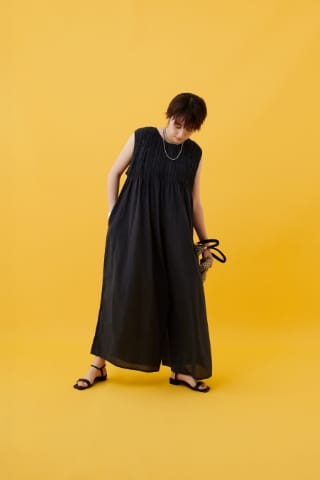 CROSS FUNCTION 《通気性》サマ美え ギャザーワイドオールインワンを着用した女性 05