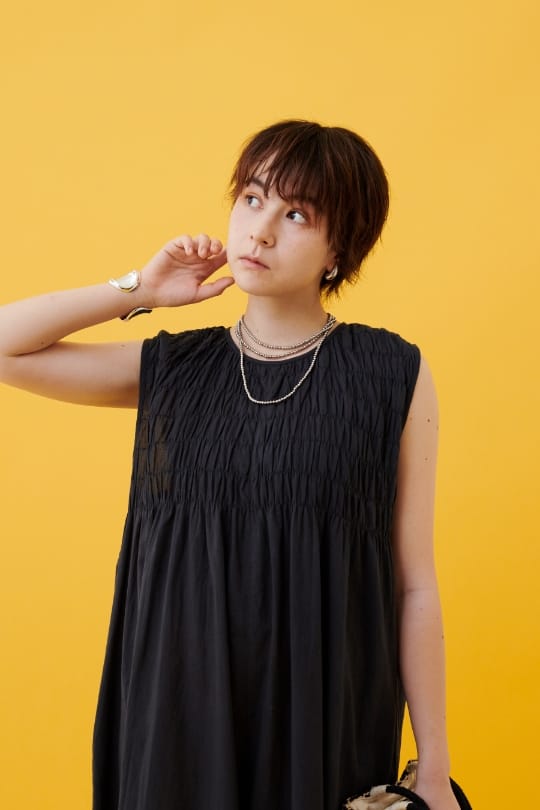 CROSS FUNCTION 《通気性》サマ美え ギャザーワイドオールインワンを着用した女性 スライド02