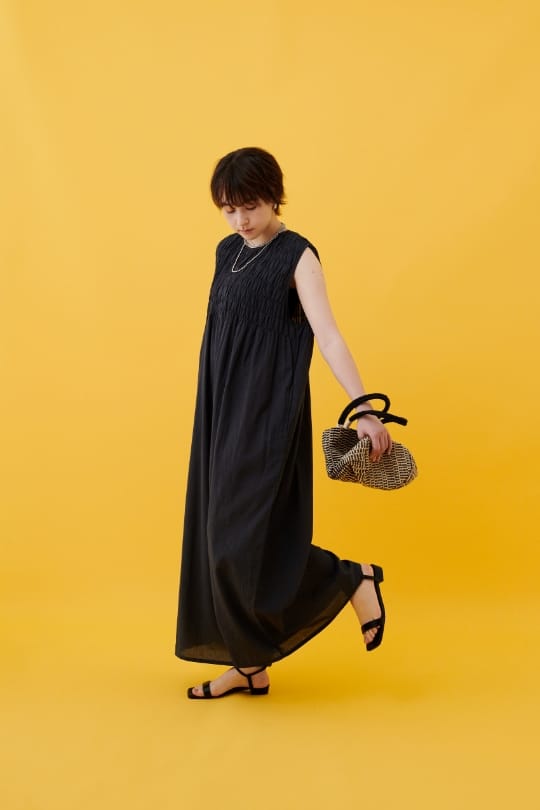 CROSS FUNCTION 《通気性》サマ美え ギャザーワイドオールインワンを着用した女性 スライド03