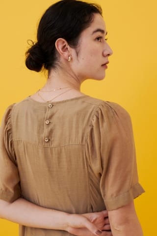 ATSURO TAYAMA シアーローンワンピースを着用した女性 04
