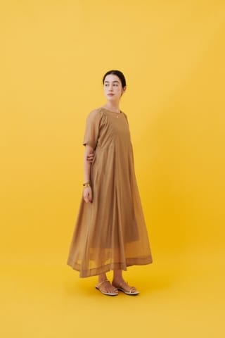 ATSURO TAYAMA シアーローンワンピースを着用した女性 05