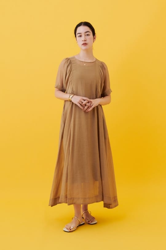 ATSURO TAYAMA シアーローンワンピースを着用した女性 スライド01