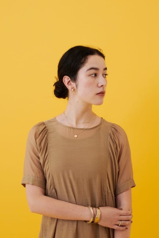 ATSURO TAYAMA シアーローンワンピースを着用した女性 スライド02