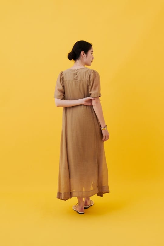 ATSURO TAYAMA シアーローンワンピースを着用した女性 スライド03