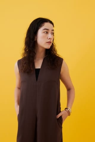 N.O.R.C セルロースリネンブレンドワンピースを着用した女性 04