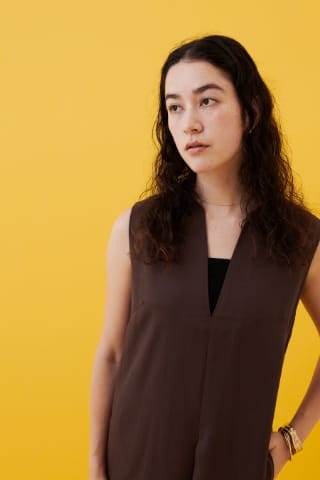 N.O.R.C セルロースリネンブレンドワンピースを着用した女性 05