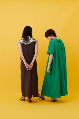 CROSS FUNCTION 《シワになりにくい》エブ楽 ブロードバックデザインワンピースを着用した女性 04