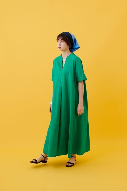 CROSS FUNCTION 《シワになりにくい》エブ楽 ブロードバックデザインワンピースを着用した女性 スライド02