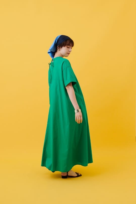 CROSS FUNCTION 《シワになりにくい》エブ楽 ブロードバックデザインワンピースを着用した女性 スライド03