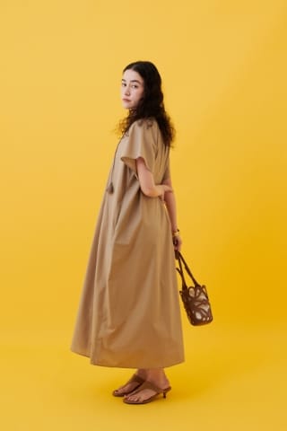 CROSS FUNCTION 《シワになりにくい》エブ楽 ブロードタッセルデザインワンピースを着用した女性 04