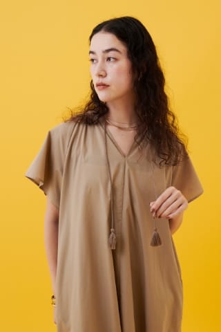 CROSS FUNCTION 《シワになりにくい》エブ楽 ブロードタッセルデザインワンピースを着用した女性 05