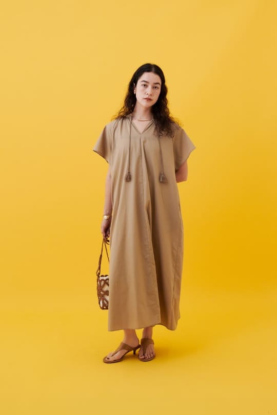 CROSS FUNCTION 《シワになりにくい》エブ楽 ブロードタッセルデザインワンピースを着用した女性 スライド03