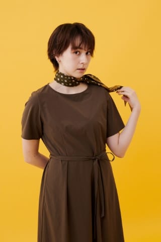 A/C DESIGN BY ALPHA CUBIC ストレッチラッシュワンピース【はっ水・接触冷感・ストレッチ】を着用した女性 04