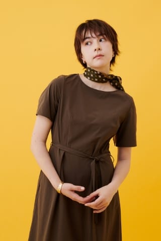 A/C DESIGN BY ALPHA CUBIC ストレッチラッシュワンピース【はっ水・接触冷感・ストレッチ】を着用した女性 05