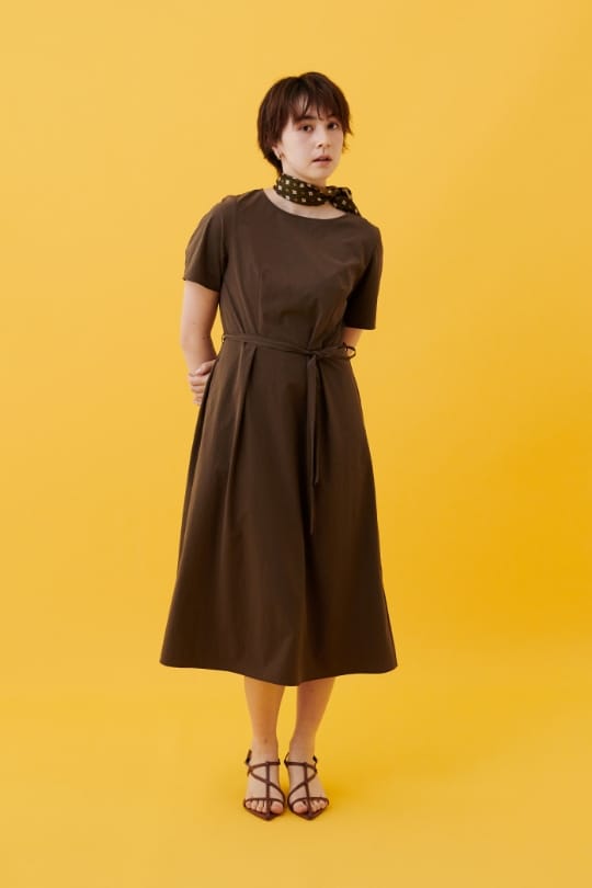 A/C DESIGN BY ALPHA CUBIC ストレッチラッシュワンピース【はっ水・接触冷感・ストレッチ】を着用した女性 スライド01
