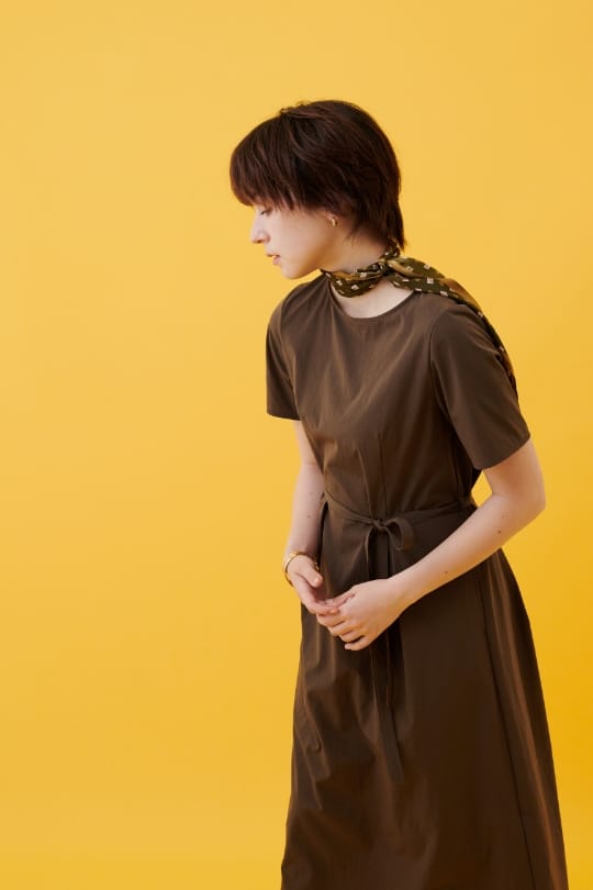 A/C DESIGN BY ALPHA CUBIC ストレッチラッシュワンピース【はっ水・接触冷感・ストレッチ】を着用した女性 スライド02